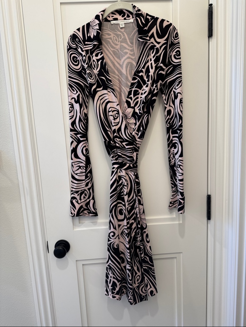 DIANE VON FURSTENBERG LONG  SLEEVE.100% SILK! Wrap Dress in Black and Pale Pink.